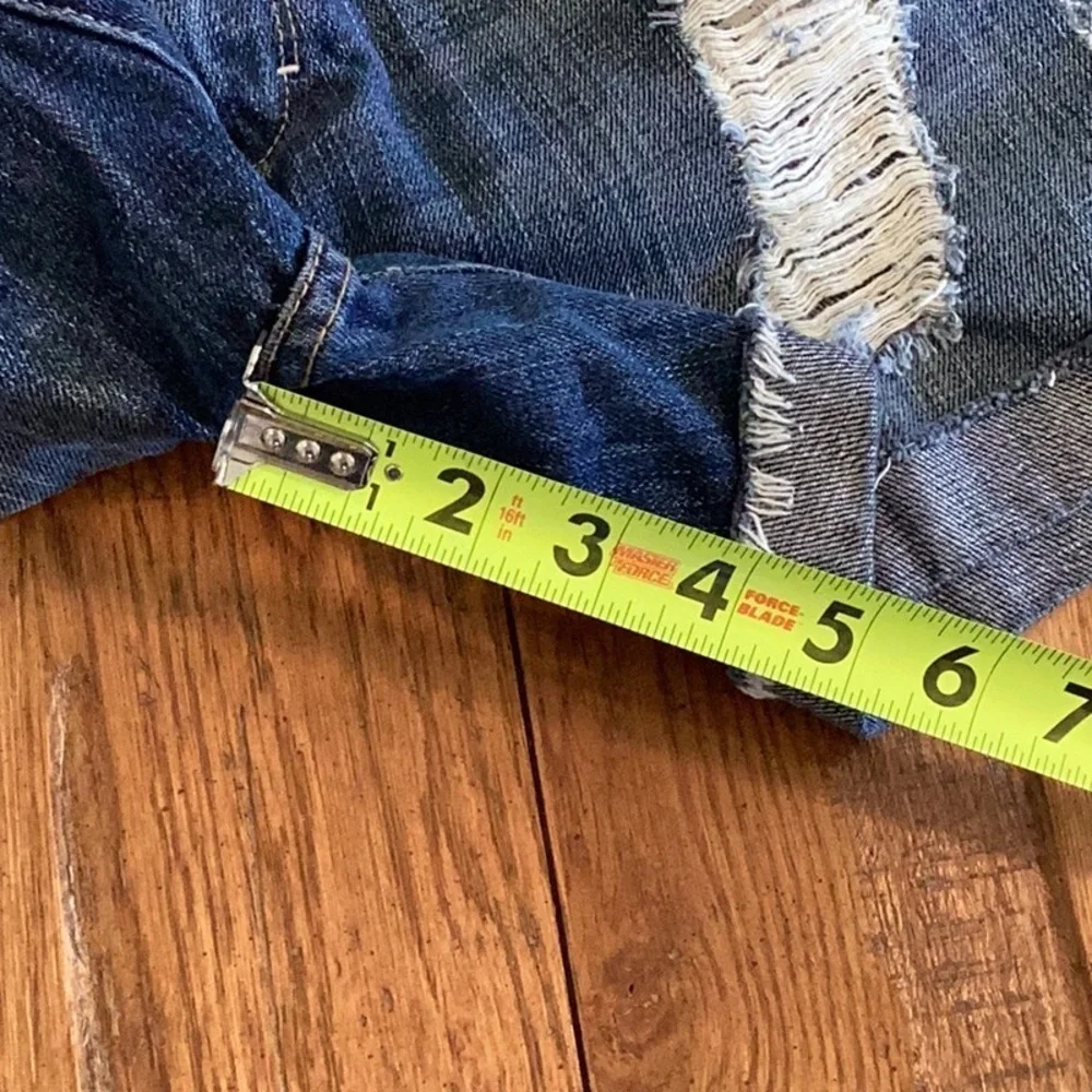 Decree distressed, medium wash denim blue jean shorts. Size 7 - Picture 12 of 12